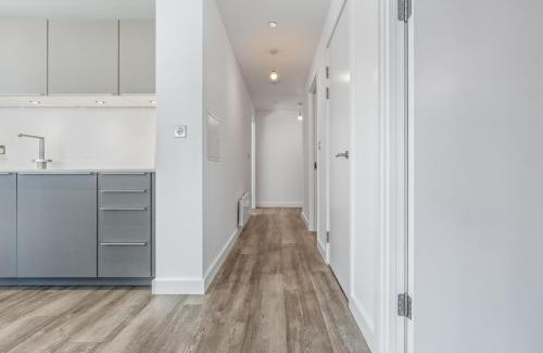 The Westside Apartment | NEW BUILD - Modern Lux Broad St City Centre 2 Bedroom Apt, 2 Bathroom - Birmingham City Centre - Smart TVs with Netflix - Long Stays Allowed - 5 mins walk to Brindley Place, 1 min to Broad Streets Bars and Restaurants