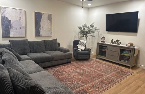 Thatcher House | NEW BUILD Spacious 4-bedroom house with great location- sleeps 10