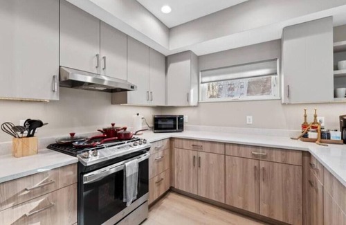 Lower East Side Apartment | New built w/free parking off Brady St. Fiserv Forum, Summer Fest and Lakefront!