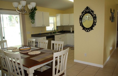 Crystal River House | NEW!Calming & Peaceful Retreat for R&R*Huge backyard* Minutes to Activities