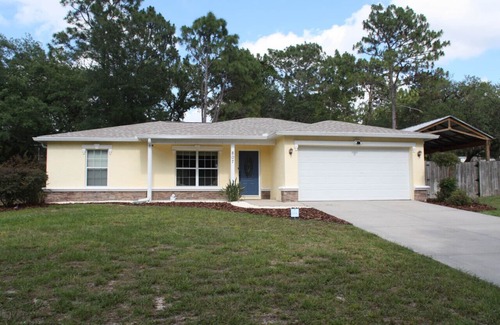 Crystal River House | NEW!Calming & Peaceful Retreat for R&R*Huge backyard* Minutes to Activities