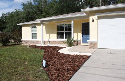 Crystal River House | NEW!Calming & Peaceful Retreat for R&R*Huge backyard* Minutes to Activities