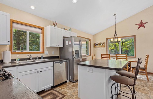 Rhinelander Cottage | New Cedar Barrel Sauna! | Modern Northwoods Lakefront