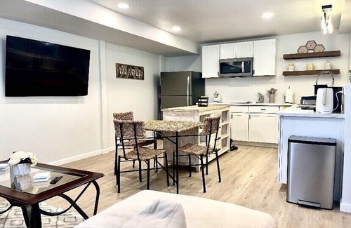 Prunedale House | New, Centrally Located guest house with Modern Amenities and Private Hot Tub