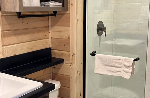 Valle Cabin | New Chalet! Closest to South Rim (20 Min), King + Loft. No Kitchen