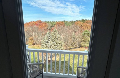 Wildwood Apartment | New charming 2-bedroom treetop apartment with WiFi, AC, playground, garage.