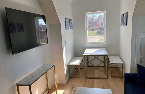 Wildwood Apartment | New charming 2-bedroom treetop apartment with WiFi, AC, playground, garage.