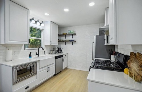 North Austin Civic Association House | NEW Charming 3BR 2BA w/Modern Fireplace by Domain @ Q2 Stadium