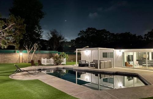 Anaheim Resort Villa | New cheerful villa, Pool, Spa, Mini Golf, Game room, Fire pit next to Disneyland