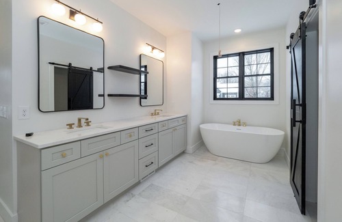 Kendall House | New Construction 4-bedroom Modern Farmhouse house in charming Kalamazoo w/WiFi