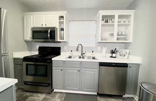 Church Street House | NEW Contemporary Home 7 mins to Airport-Renovated