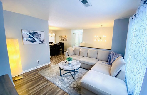 Church Street House | NEW Contemporary Home 7 mins to Airport-Renovated