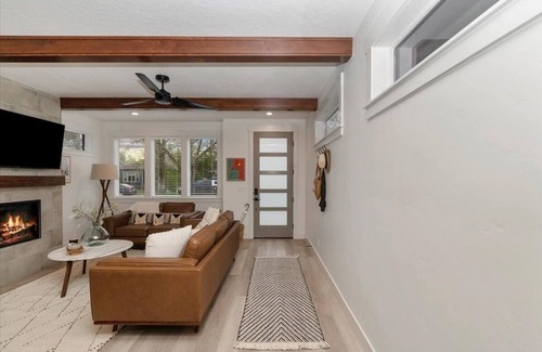 Southeast Boise House | New Contemporary Home Close to Downtown/ Greenbelt