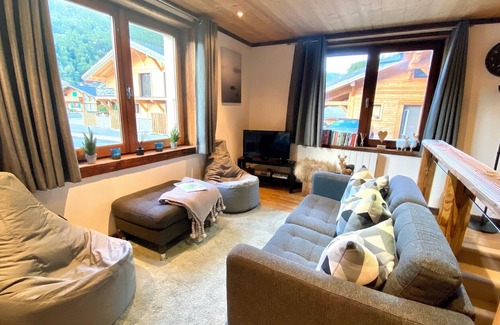 Montriond Apartment | NEW Cosy 3 bedroom, 8 person, Alpine style, central Montriond Ski Bus 200 metres