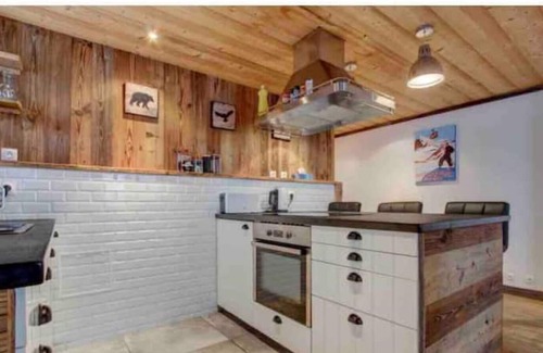 Montriond Apartment | NEW Cosy 3 bedroom, 8 person, Alpine style, central Montriond Ski Bus 200 metres