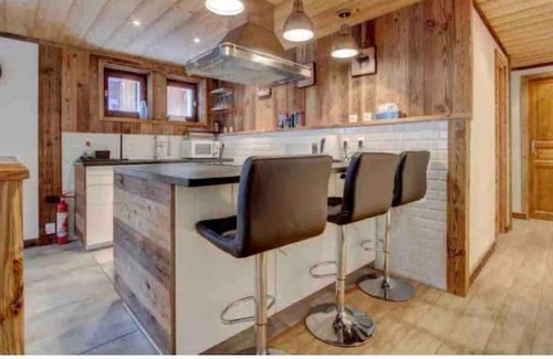 Montriond Apartment | NEW Cosy 3 bedroom, 8 person, Alpine style, central Montriond Ski Bus 200 metres