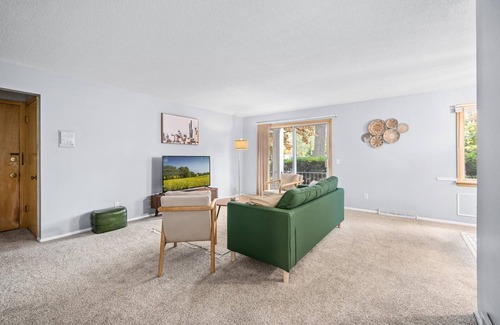 Bedford Apartment | NEW! Cozy Boho 2BR W/King 7 Miles from Downtown