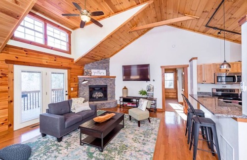 Leicester Cabin | *NEW*Cozy Cabin|Sleep 6|20 Mins to DT and Biltmore