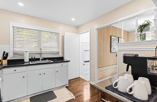 Roseville House | New! Cozy Mid Century Modern Oasis 3bd Home