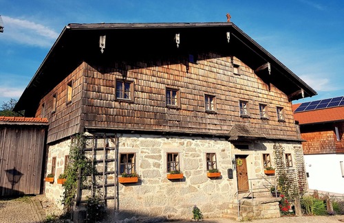 Grainet House | NEW! Cozy Sacherl, private whirlpool, sauna and fireplace. Fenced garden.