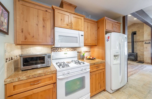 Truckee House | ~NEW~ Cozy Truckee Cabin ~ Close to Donner Lake, Downtown Truckee, and More!