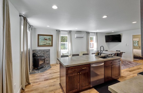 Rhododendron Cabin | NEW - Cozy Waterfront Cabin Nestled in the Forest - King beds/AC/Fast Wi-fi