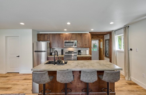 Rhododendron Cabin | NEW - Cozy Waterfront Cabin Nestled in the Forest - King beds/AC/Fast Wi-fi