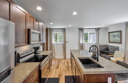 Rhododendron Cabin | NEW - Cozy Waterfront Cabin Nestled in the Forest - King beds/AC/Fast Wi-fi