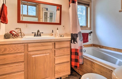 East Helena Cabin | NEW! Creekside Clancy Cabin in Helena Natl Forest!