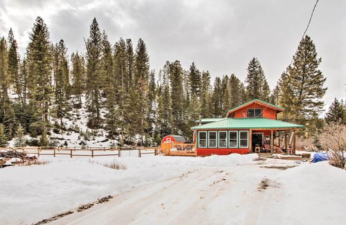 East Helena Cabin | NEW! Creekside Clancy Cabin in Helena Natl Forest!