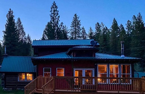 East Helena Cabin | NEW! Creekside Clancy Cabin in Helena Natl Forest!