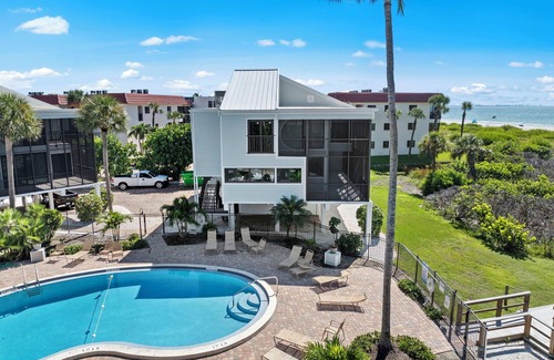 Sanibel House | New Cyprina #2 – a fully renovated luxury townhome on Sanibel’s East End. Enjoy coastal elegance, modern comfort, and breathtaking direct water views from every room in this stunning beach retreat.