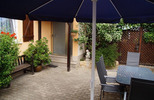 Neustadt-Lachen-Speyerdorf Apartment | NEW since January 2015: Apartment with a sunny courtyard, garden and pool