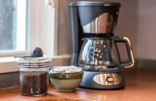 East Central Apartment | New Distinctive Historical Unit from 5 Star Host