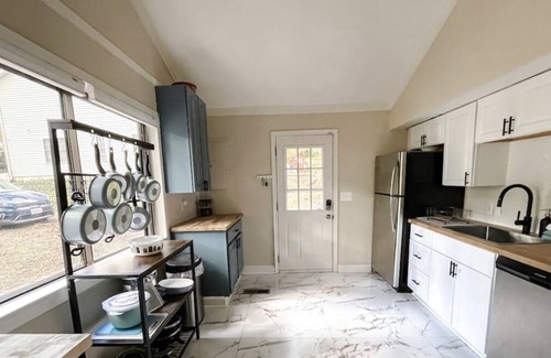 Locust Grove Cottage | *NEW* Dog-friendly Cottage with Lake/Beach Access
