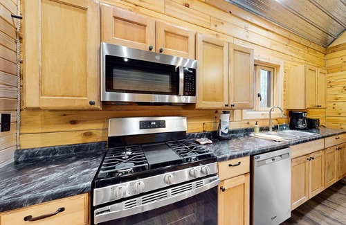 Tomahawk Cabin | New dog-friendly cabin with river views, grill, modern interior, W/D, and AC