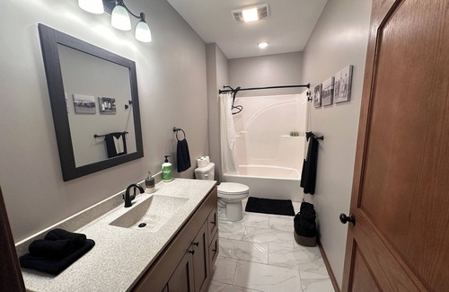 Muscatine Apartment | New Downtown loft - Walk to shops, restaurants, pubs, riverfront trail