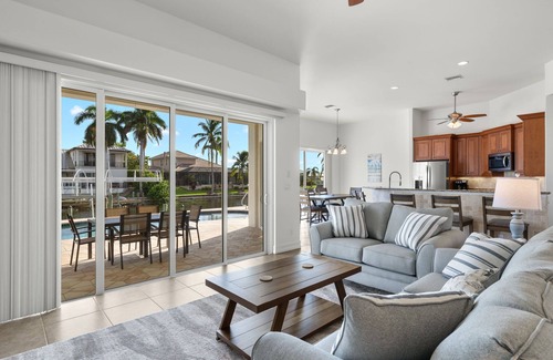 Pelican House | NEW EVERYTHING! 4-bed 3 bath South Facing spill over spa pool. 2 king suites
