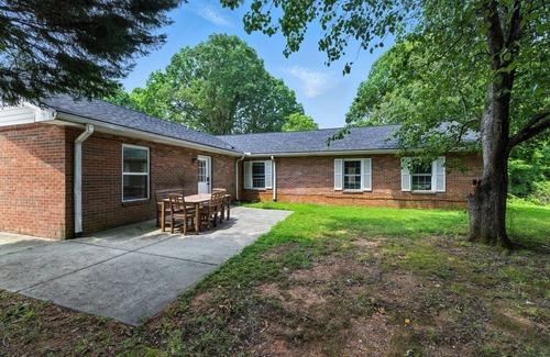 Winston - Salem House | NEW! Family Getaway 9BR Open-Concept Retreat