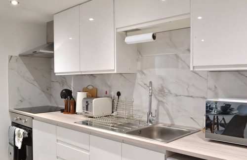 Luton Apartment | New Flat near Luton Airport *FREE Parking*