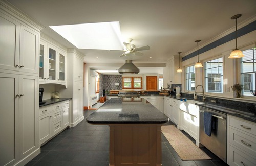 Casco House | * NEW FOR 2025 * Exquisite Art-Filled Retreat on Pleasant Lake