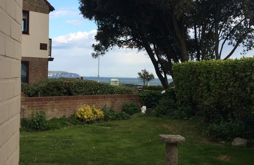 Barton-on-Sea Apartment | New Forest cliff top apartment with distant view of the Needles