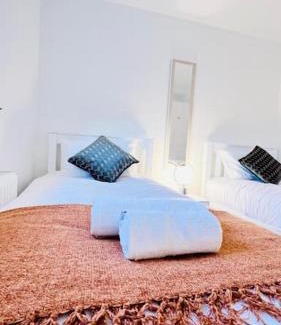 Newark Apartment | New fully furnished cosy home