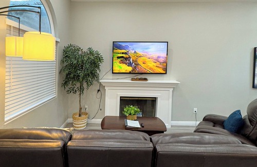 Southridge Village House | New Fully Remodeled Charming 4-bedroom home with WiFi & AC in brilliant Fontana