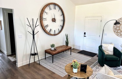 Moab South Valley Apartment | NEW! GameRm–HotTub–TheaterRm–Mtn Views–3000sf–BBQ