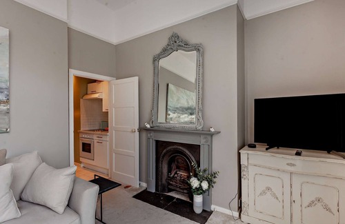 Upper Town Cottage | New- Georgian Retreat - an apartment that sleeps 2 guests in 1 bedroom