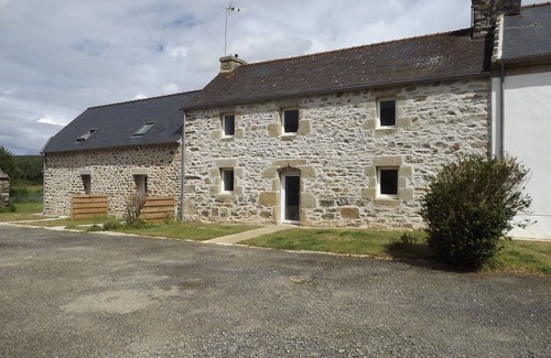 Plomodiern House | New gîte for 6 people 110 m² in a quiet location 5.2 km from the beach