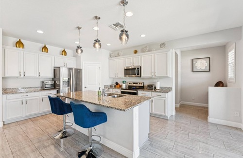 Glendale House | New Glendale Listing - Modern - Pool - Near Stadium & Westgate Entertainment