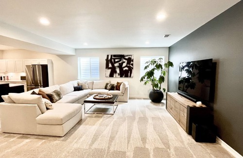 Aurora House | NEW Guest Suite with Lake, Pool, and Gym Access!