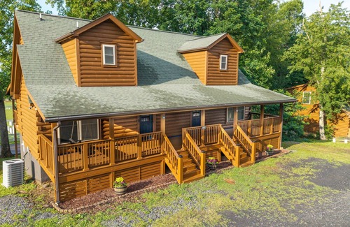 West Jefferson House | New! Hand-Stacked Log Cabin TH | Mountain Views | Short Walk to Downtown WJ